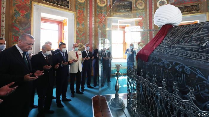 Erdoğan ile Bahçeli namaz sonrasında Fatih Sultan Mehmet Han’ın türbesini ziyaret etti