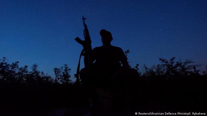 Український військовий біля села Новотишківське на Луганщині