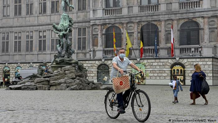 A man rides his bike in Antwerp, Belgium (picture-alliance/dpa/D. Waem)
