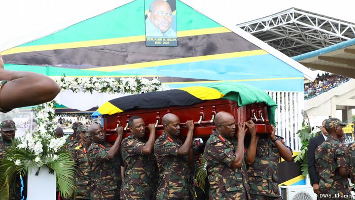 Soldiers carry the coffin of former Tanzanian president Benjamin Mkapa (DW/S. Khamis)
