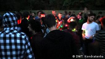 Ανέμελη διασκέδαση μεσούσης της πανδημίας - «Κορώνα πάρτι» σε πάρκο του Βερολίνο