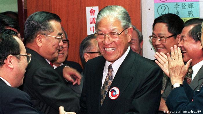 Lee Teng-hui pictured on March 23, 1996, after his victory in Taiwan's first free presidential election (picture-alliance/dpa/AFP)