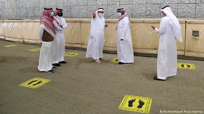 Funcionarios saudíes vigilan preparativos para la peregrinación a La Meca. (29.07.2020).
