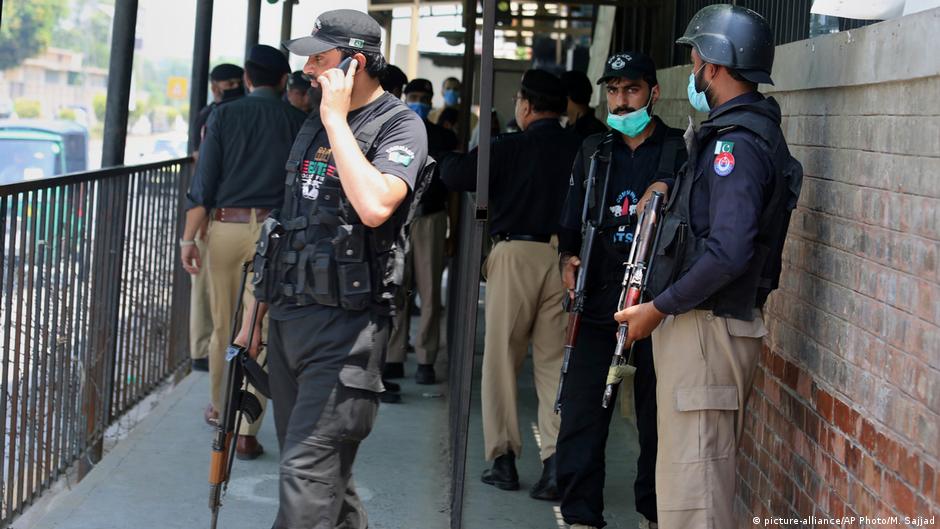Pakistan: Man accused of blasphemy shot dead at court trial | DW | 29.07.2020