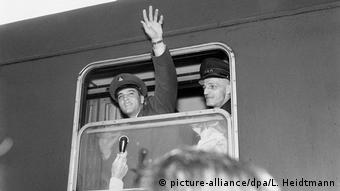 1958: Elvis Presley si ushtar amerikan në Bremerhaven (picture-alliance/dpa/L. Heidtmann)