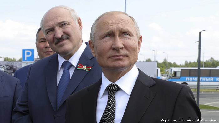 Russland - Wladimir Putin und Alexander Lukaschenko in Rschew (picture-alliance/dpa/M. Klimentyev)