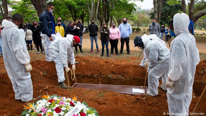Parentes enterram vítima da covid-19 em São Paulo