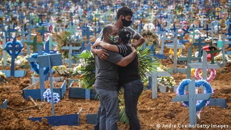 Tres deudos en un mar de tumbas en Manaus, Brasil