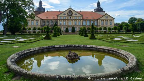 El castillo de Hundisburg fue mencionado por primera vez en 1140 y se utilizaba para proteger las fronteras del arzobispado de Magdeburgo. En 1452 fue adquirido por la familia von Alvensleben. Los jardines barrocos, ampliados en 1693, son los más famosos del norte de Alemania. El palacio y los jardines forman parte de la muestra histórica Gartenträume, en Sajonia-Anhalt, que celebra sus 20 años.