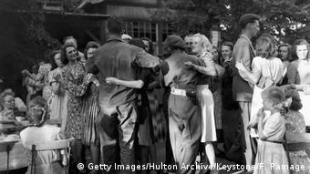 1945: Ushtarë amerikanë e britanikë në Berlin vallëzojnë me gjermanet (Getty Images/Hulton Archive/Keystone/F. Ramage)