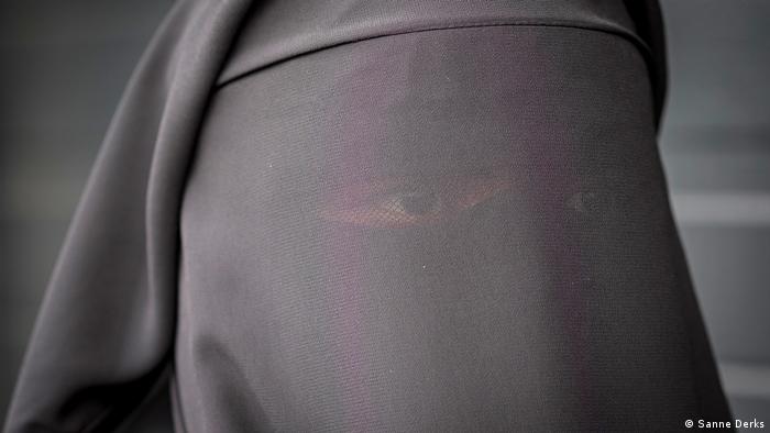 Niederlande Bilanz ein Jahr Burka-Verbot (Sanne Derks)