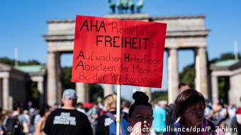 Deutschland Demonstration gegen Corona-Maßnahmen in Berlin (picture-alliance/dpa/P. Zinken)