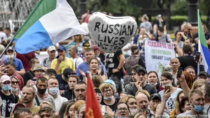 Protesters in Khabarovsk (picture-alliance/AP Photo/I. Volkov)