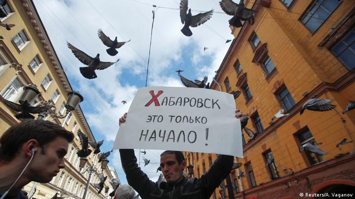 Человек с плакатом Хабаровск это только начало на акции в Санкт-Петербурге