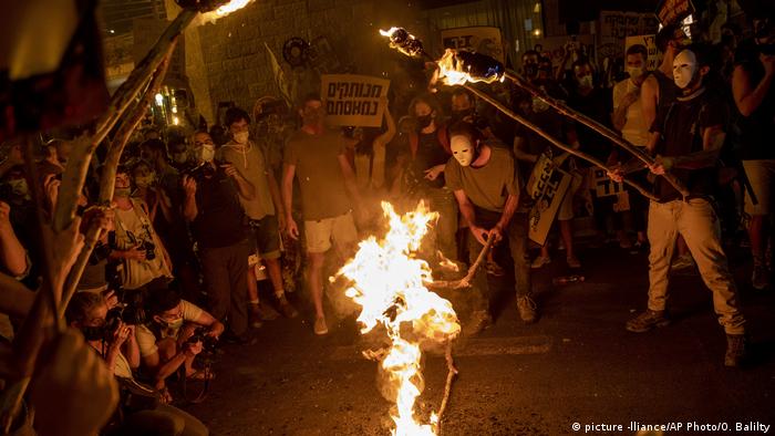Jerusalem - Protesters light torches during a protest against Israel's Prime Minister Benjamin Netanyahu outside his residence in Jerusalem, Saturday, Aug 1, 2020 (picture -lliance/AP Photo/O. Balilty)