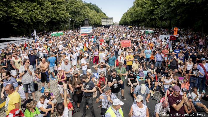 Demonstrators ignoring social distancing at protest in Berlin on August first (picture-alliance/dpa/C. Soeder)