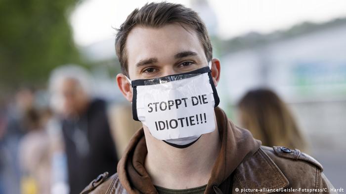Противници на мерките срещу пандемията в Германия. На плаката пише: Спрете тази идиотщина!