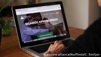 Una niña accede a la plataforma educativa de su escuela en Buenos Aires