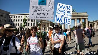 Από τη διαδήλωση κατά των περιοριστικών μέτρων στο Βερολίνο 
