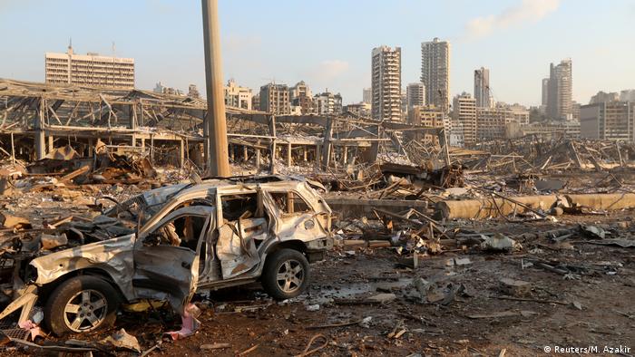 Área em torno do porto de Beirute completamente destruída, após duas explosões num armazém portuário