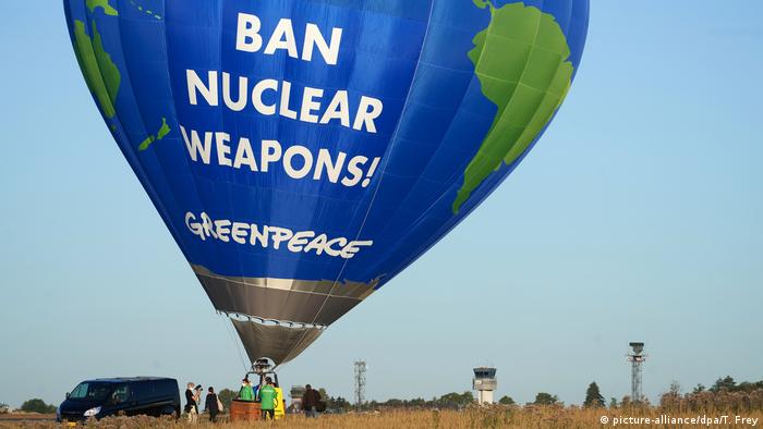 Deutschland Büchel | Greenpeace protestiert gegen Atomwaffen mit Heißluftballon (picture-alliance/dpa/T. Frey)