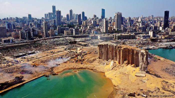 Imagem aérea da zona portuária de Beirute completamente destruída