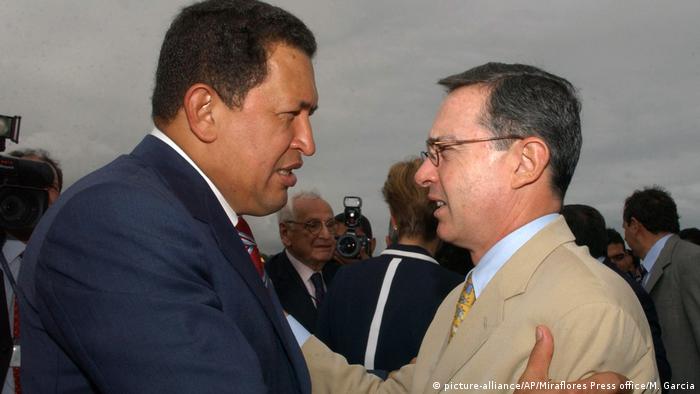 Álvaro Uribe y Hugo Chávez en Caracas el 15 de febrero de 2005