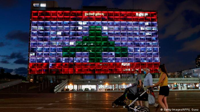 Fachada da prefeitura de Tel Aviv iluminada com a bandeira do Líbano