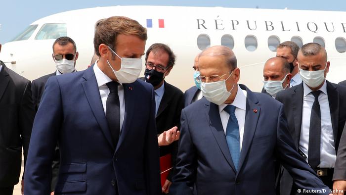 Presidente da França, Emmanuel Macron, é recebido no aeroporto de Beirute pelo presidente do Líbano, Michel Aoun