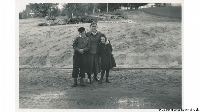 Люди как люди? Надзирательница Иоганна Лангефельд со своим сыном и дочерью коллеги перед поселком СС в Равенсбрюке