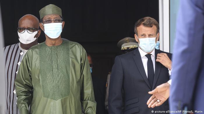 G5 Sahel summit Idriss Deby and Emmanuel Macron (picture-alliance/AP Photo/L. Marin)