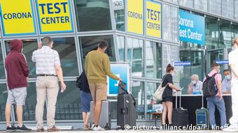 Münih Havalimanı'nda koronavirüs test merkezi