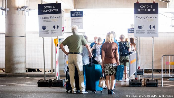 Deutschland Corona-Pandemie | Corona-Testzentrum am Flughafen Hannover-Langenhagen (picture-alliance/dpa/M. Frankenberg)