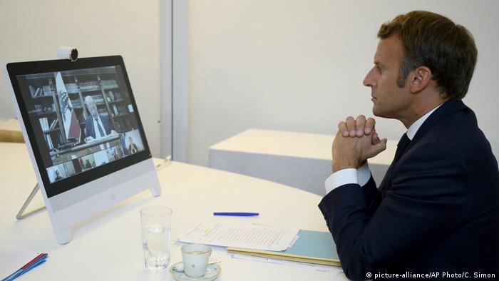 Frankreich Fort de Bregancon | Emmanuel Macron während virtueller Libanon-Geber-Konferenz (picture-alliance/AP Photo/C. Simon)