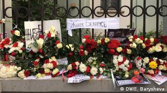 Moskau | Blumen zum Gedenken der bei Protesten verstorbenen Menschen in Belarus (DW/E. Barysheva)