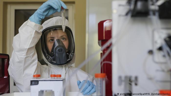 Coronavirus digest: Russia to begin vaccine trials on 40,000 people next  week | News | DW | 21.08.2020