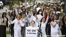 Descalzas, con ropa blanca y flores en la mano, las mujeres se han tomado la vanguardia de las protestas en Bielorrusia. (picture-alliance/dpa/AP)