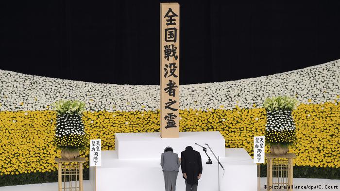 Japan gedenkt Kriegsende vor 75 Jahren | Kaiser Naruhito und Kaiserin Masako (picture/alliance/dpa/C. Court)