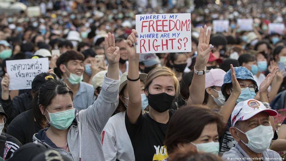 超過2萬名示威者周日聚集在曼谷的民主紀念碑前，呼籲該國政府解散國會並修改憲法