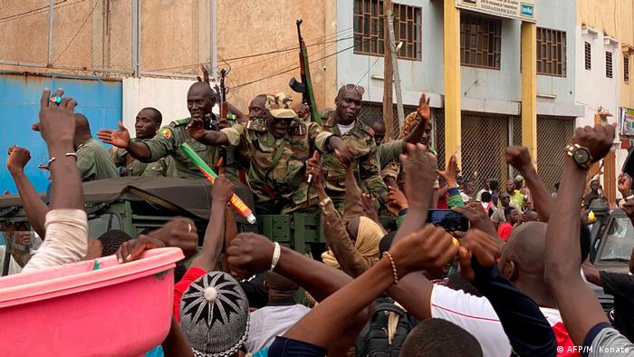 Les militaires maliens célébrés dans les rues de Bamako ce mardi 18 août. 