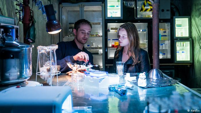 Estudantes em laboratório ilegal em cena da série Biohackers 