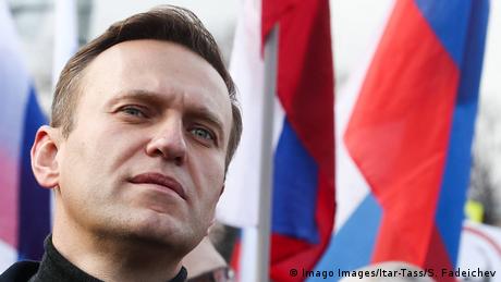 Alexei Navalny with Russian flags behind him (Imago Images/Itar-Tass/S. Fadeichev)