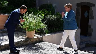 Frankreich Bormes-les-Mimosas | Fort de Bregancon | Macron begrüßt Merkel (Getty Images/AFP/C. Simon)