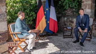 Frankreich Bormes-les-Mimosas | Fort de Bregancon | Emmanuel Macron und Angela Merkel (picture-alliance/dpa/M. Kappeler)