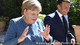 Frankreich Bormes-les-Mimosas | Fort de Bregancon | Emmanuel Macron und Angela Merkel (picture-alliance/AP Photo/C. Simon)