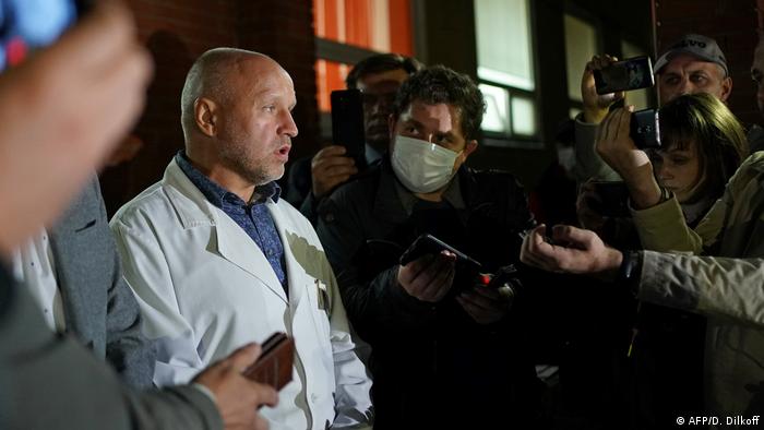 Анатолий Калиниченко выступает перед журналистами