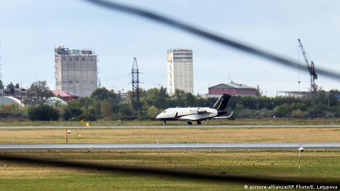 Самолет, который должен доставить Алексея Навального из России на лечение в Германию, в аэропорту Омска, 21 августа 2020 года
