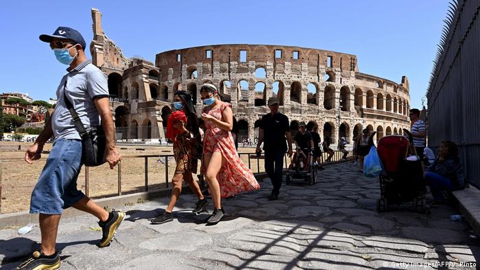Italien Touristen in Rom mit Schutzmaske