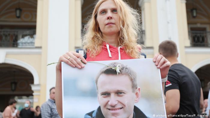 Russland Sankt Petersburg | Demo Solidarität mit Nawalny (picture-alliance/dpa/Tass/P. Kovalev)