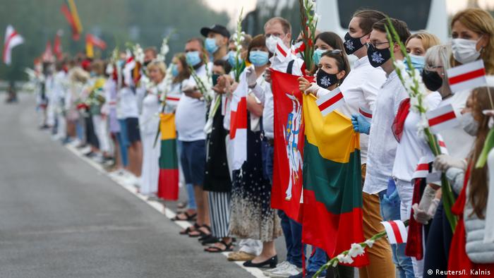 Участники акции солидарности с белорусскими протестами в Литве, август 2020 года